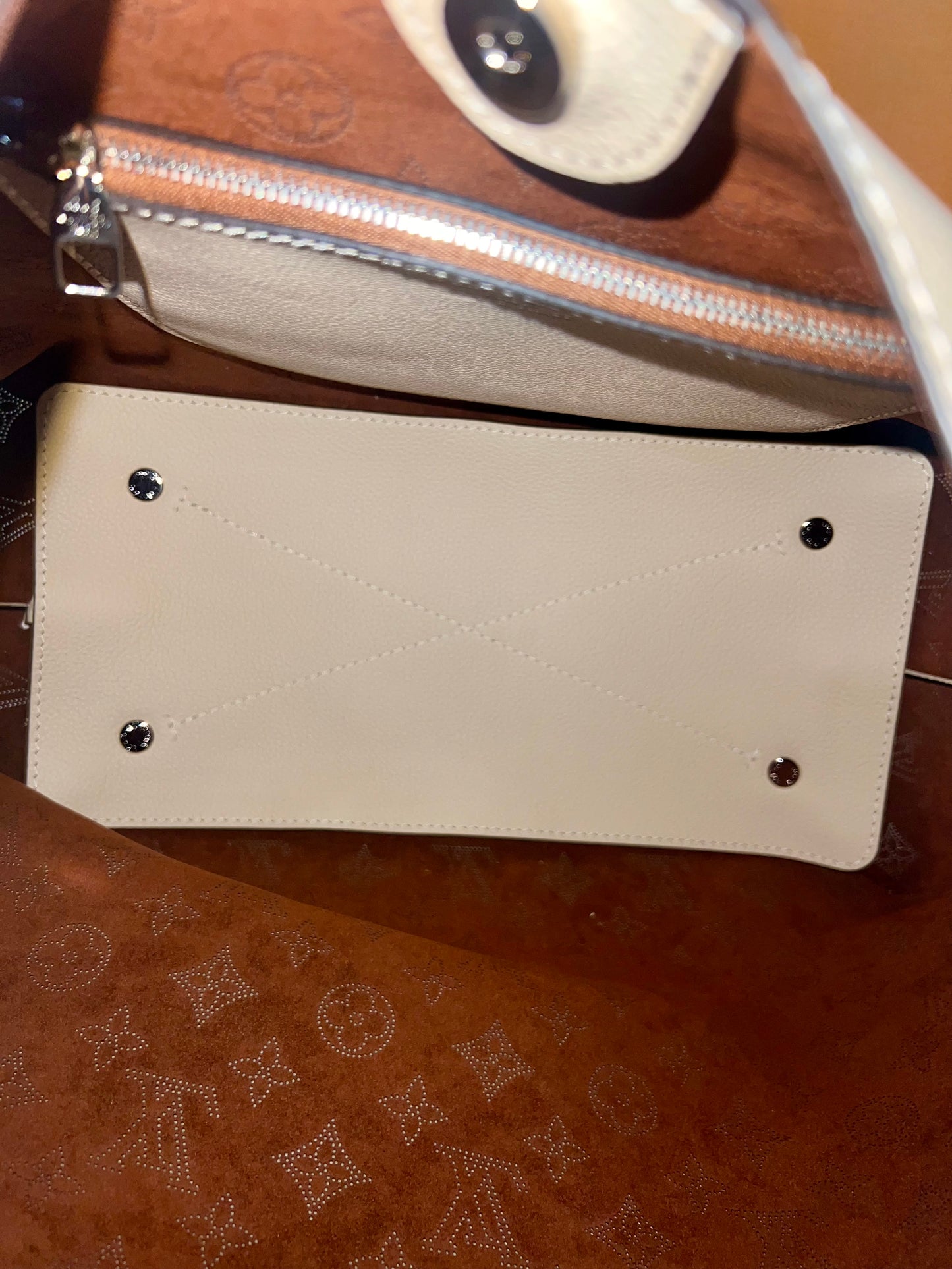 Carmel Mahina Hobo Cream