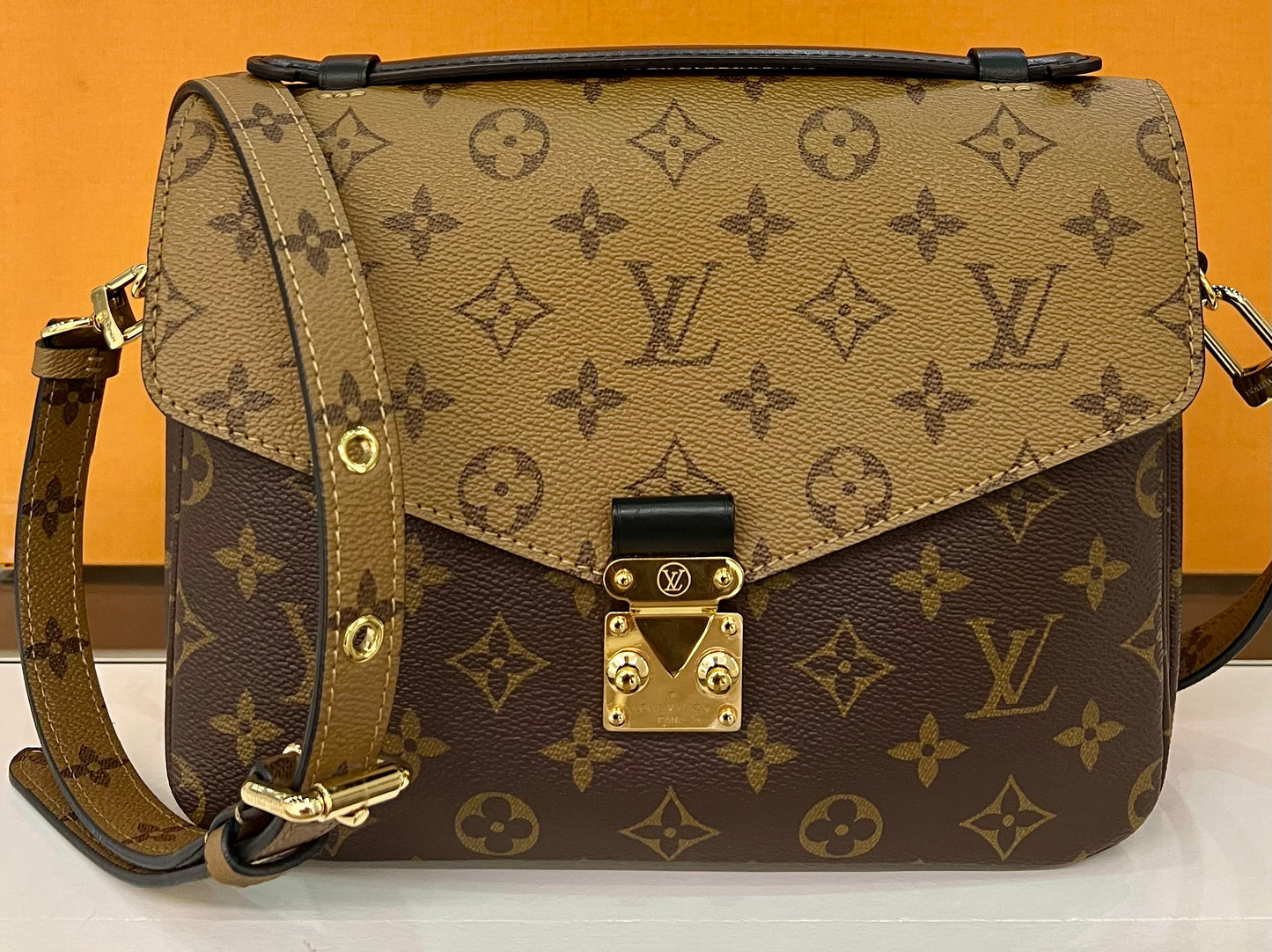 Metis Pochette Reverse Monogram