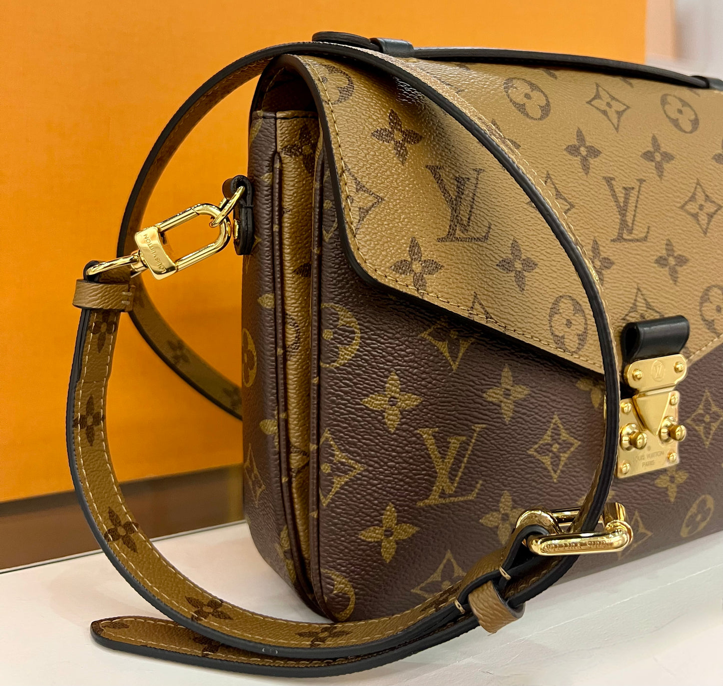 Metis Pochette Reverse Monogram