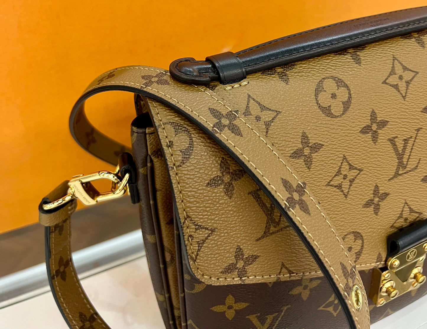 Metis Pochette Reverse Monogram