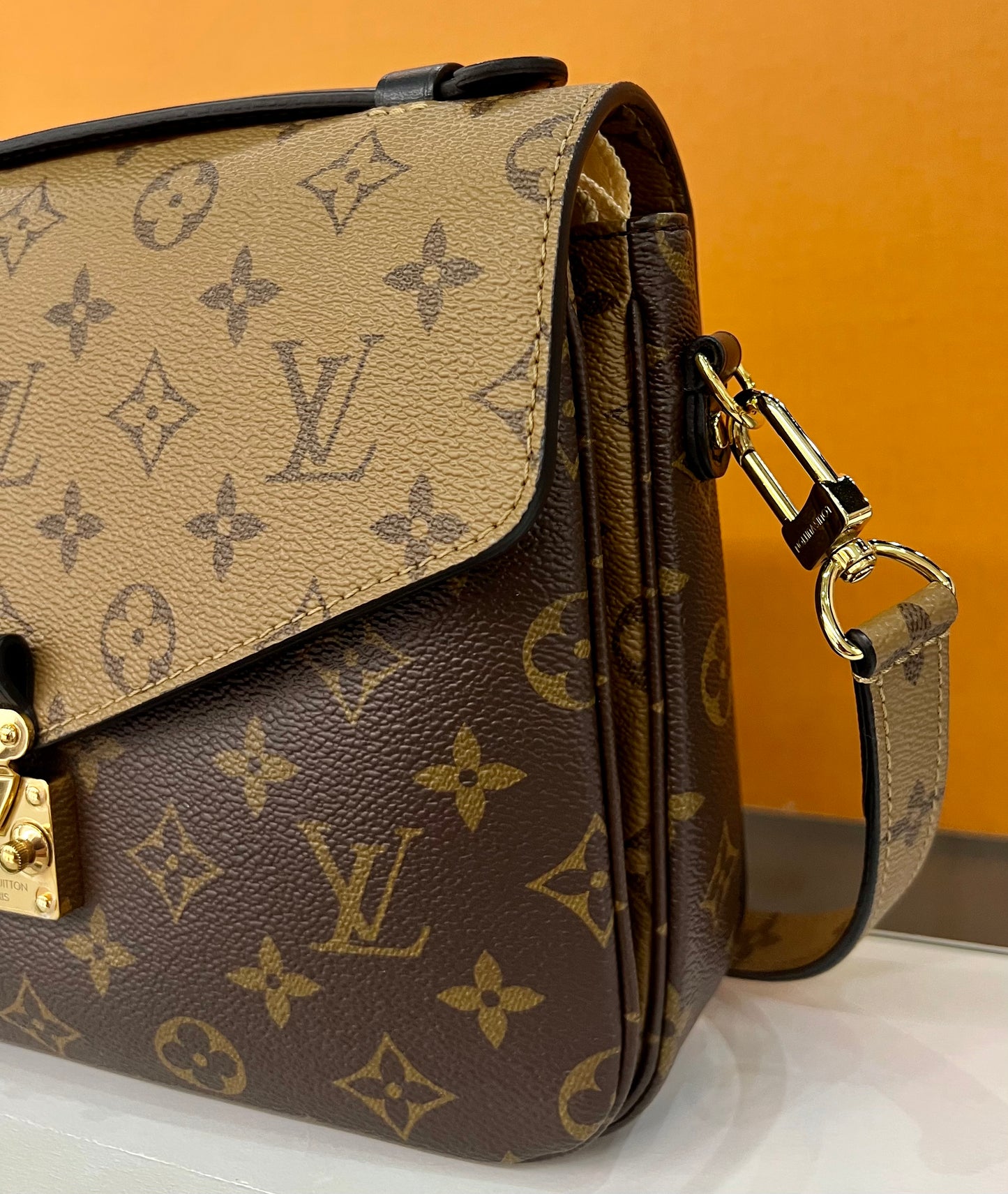 Metis Pochette Reverse Monogram