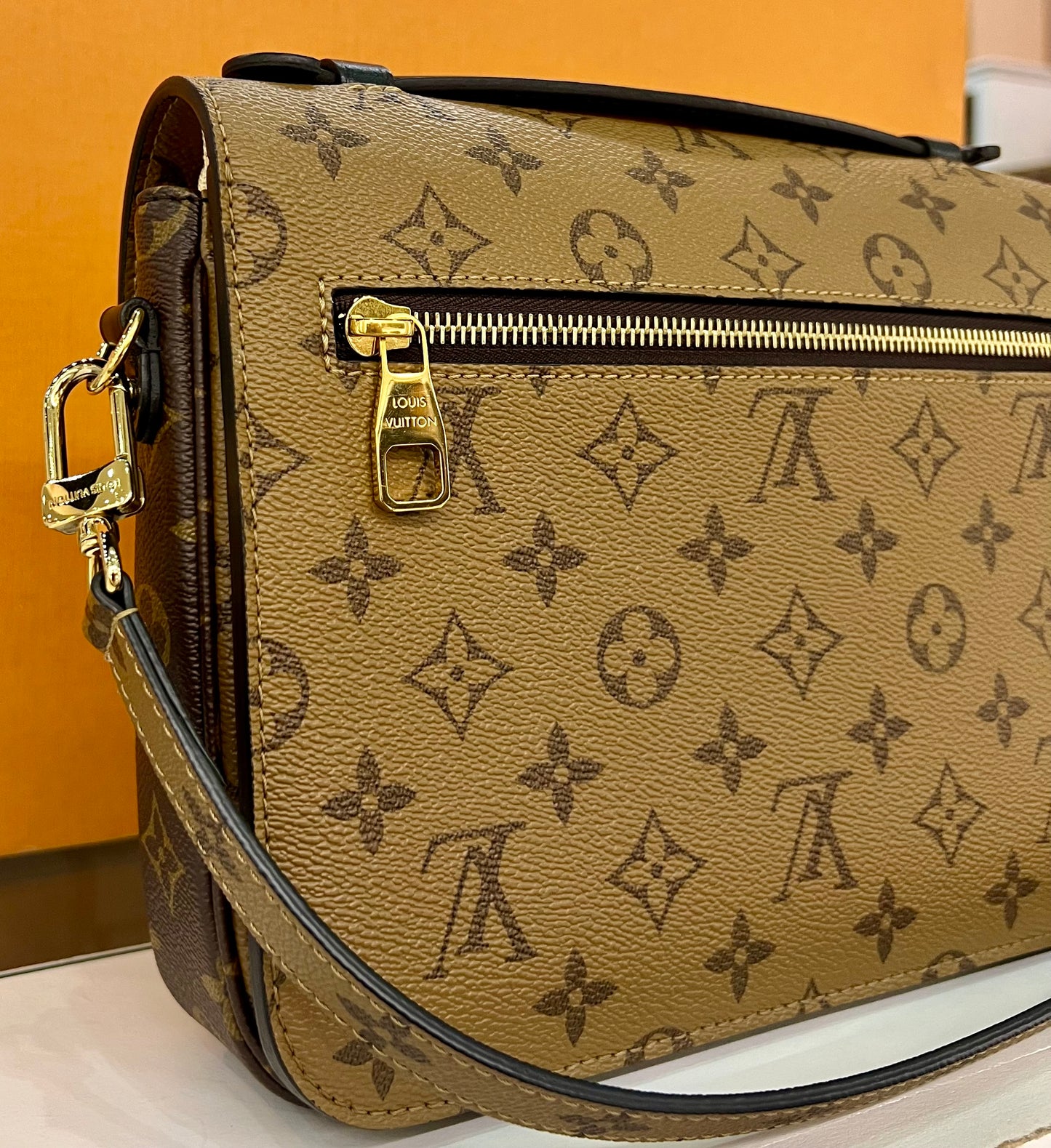 Metis Pochette Reverse Monogram