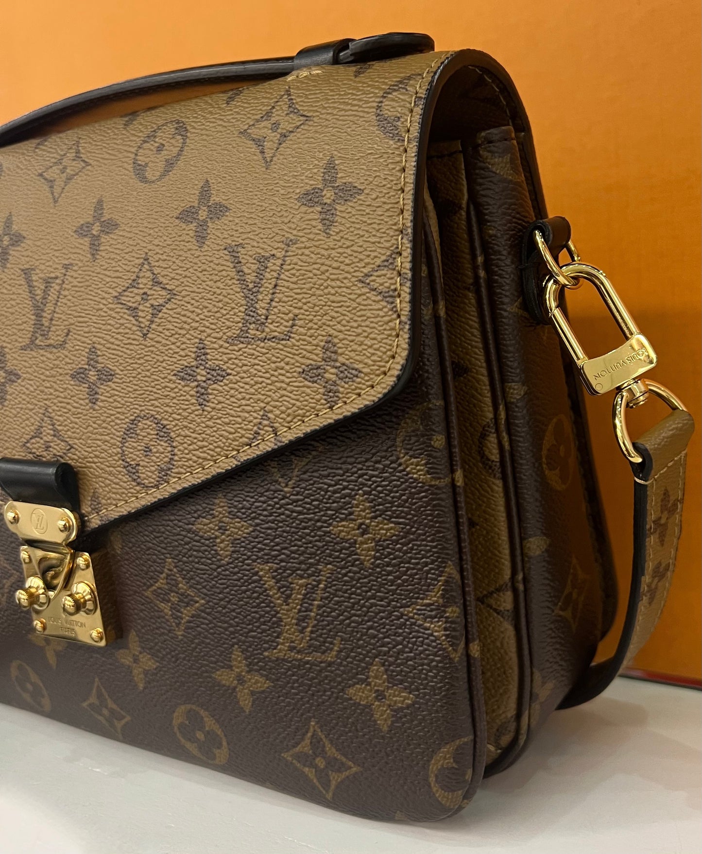 Metis Pochette Reverse Monogram