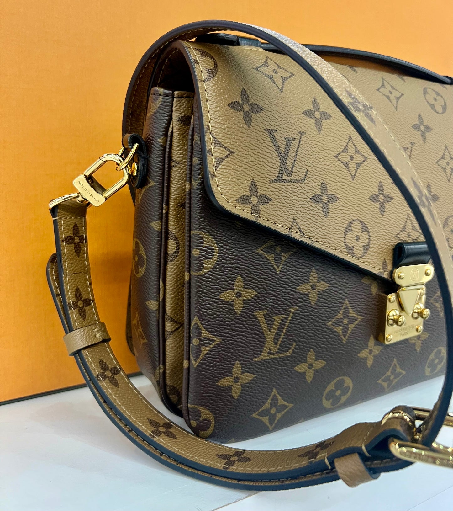 Metis Pochette Reverse Monogram
