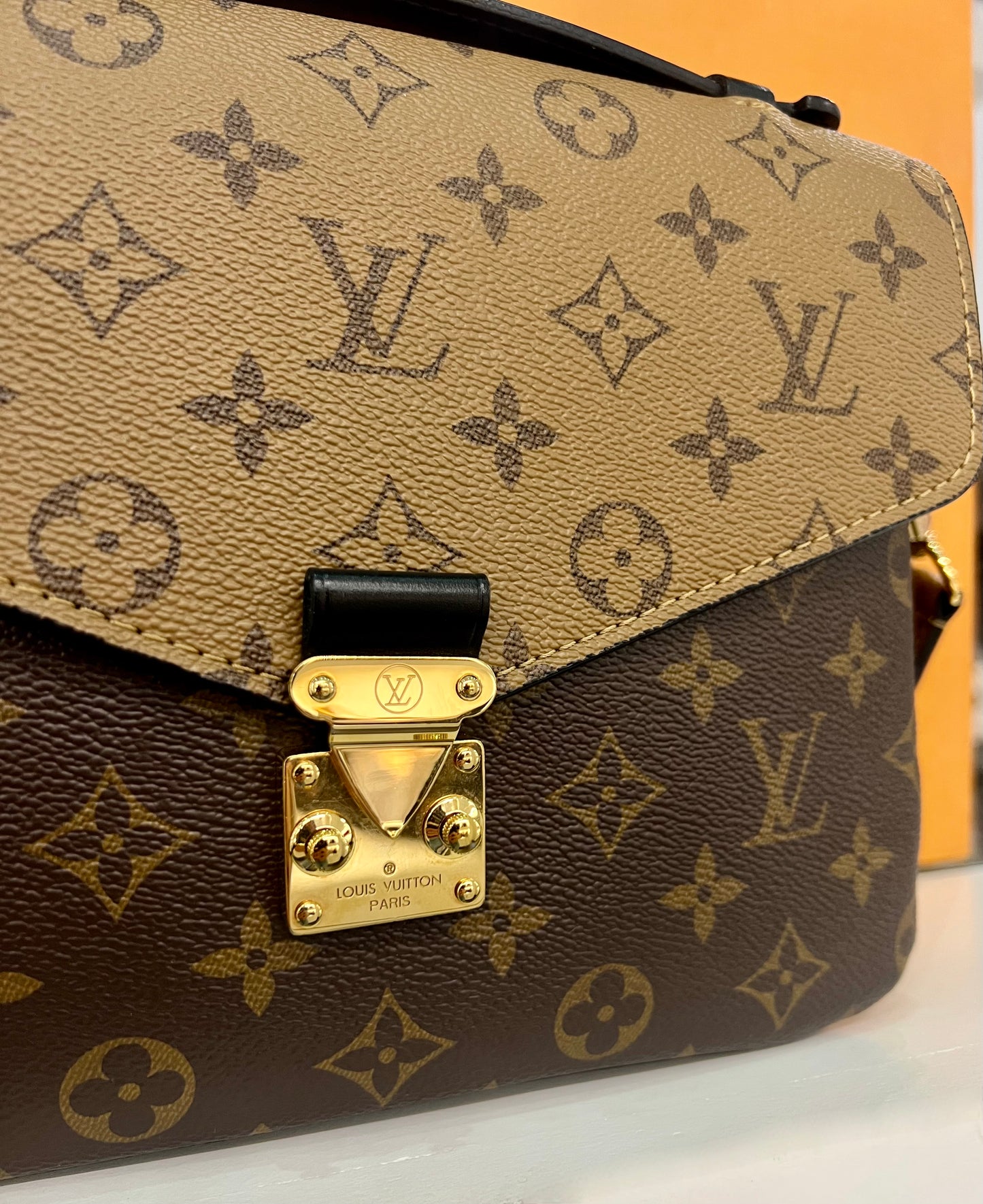 Metis Pochette Reverse Monogram