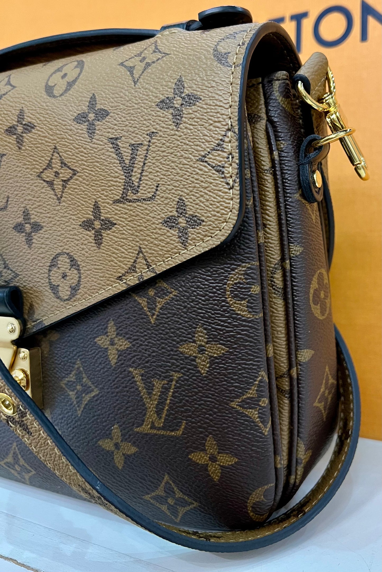Metis Pochette Reverse Monogram