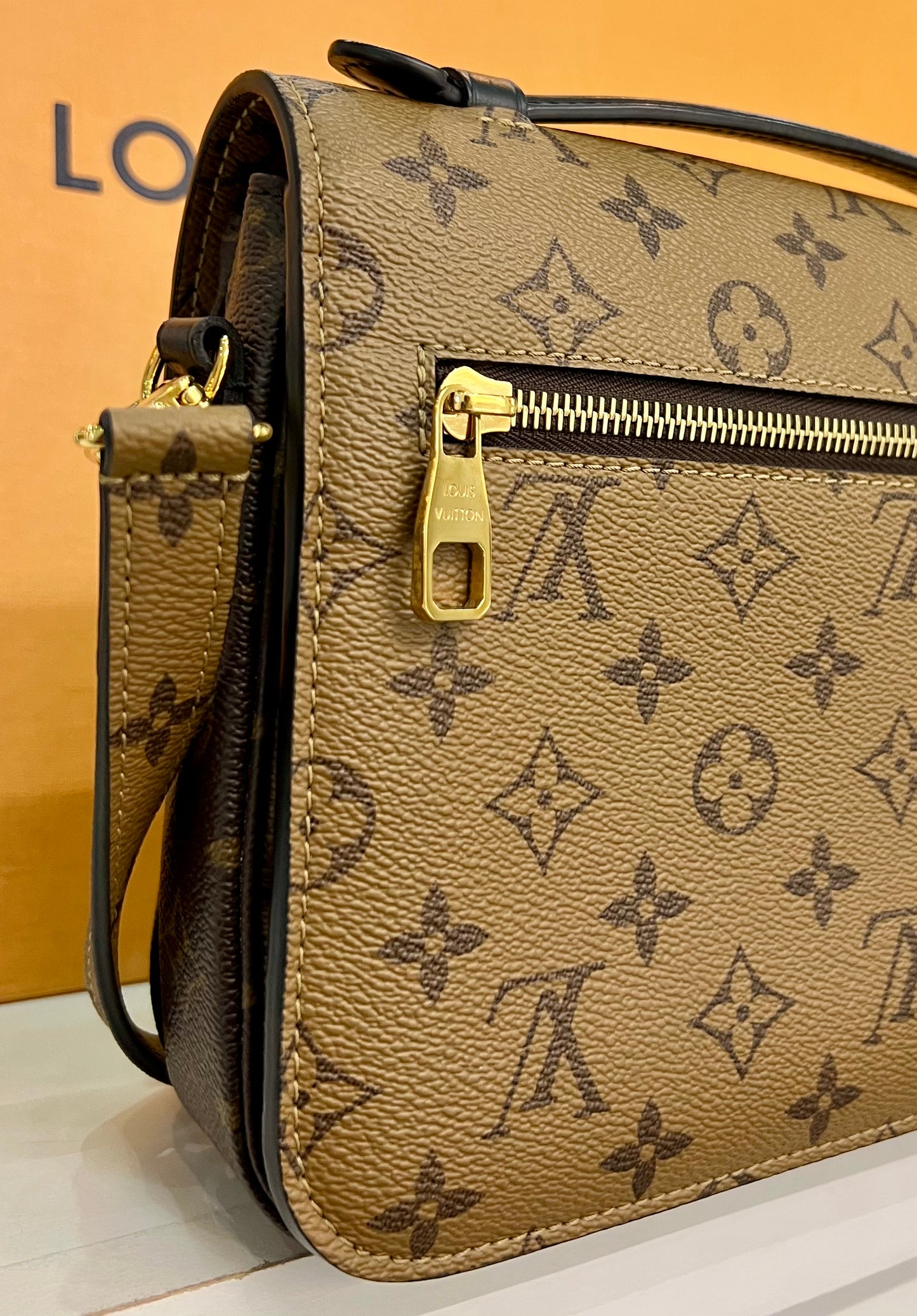 Metis Pochette Reverse Monogram