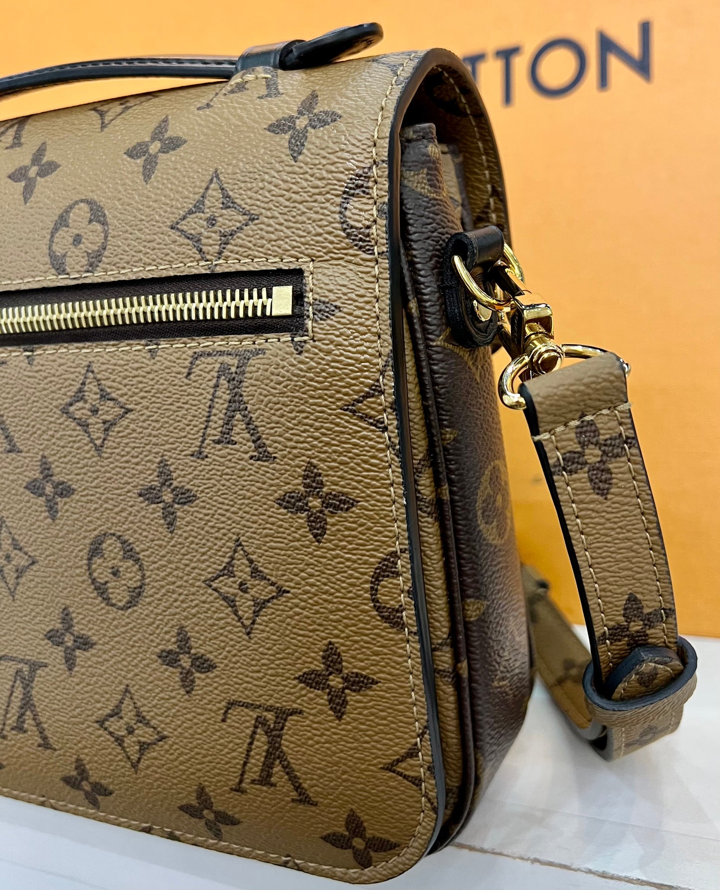 Metis Pochette Reverse Monogram