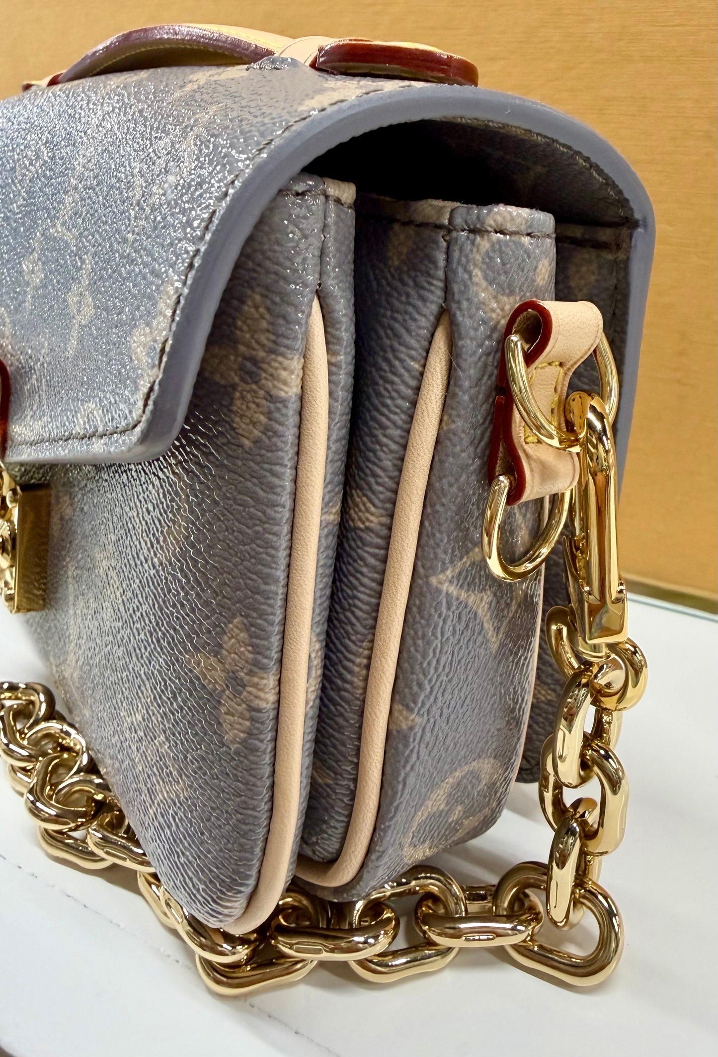 Pochette Metis East West