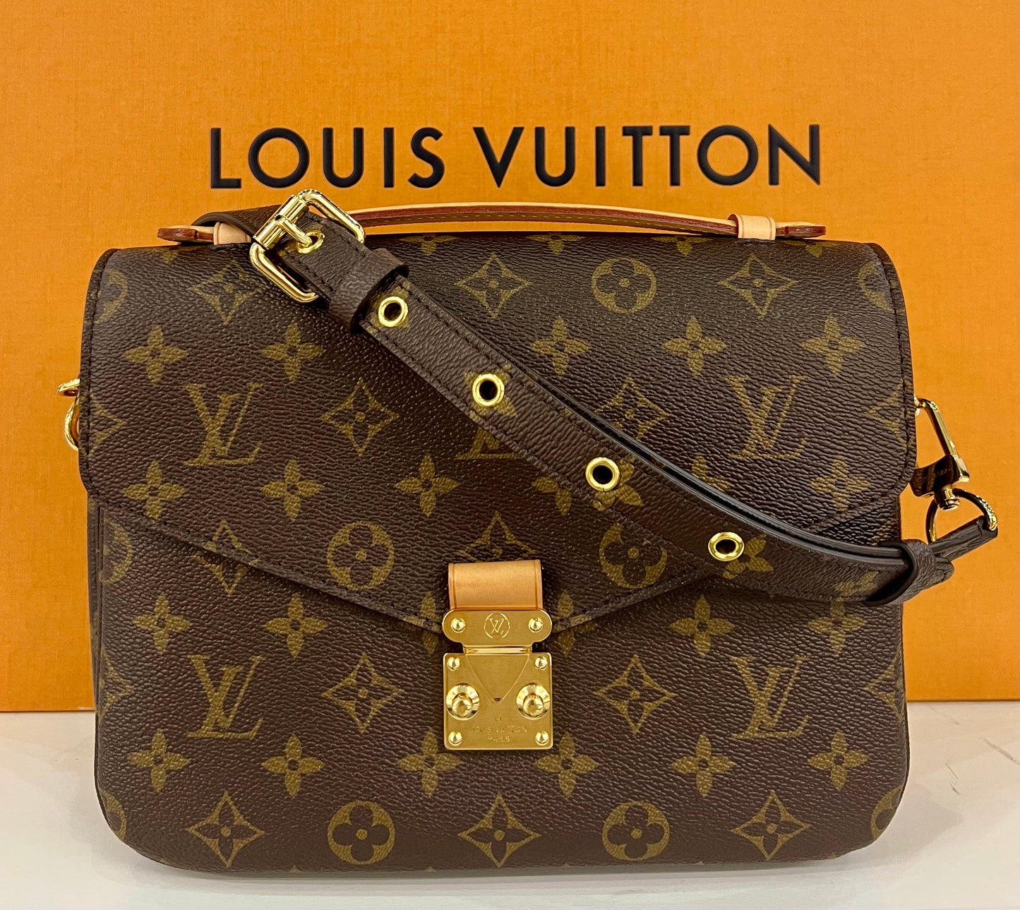 Metis Pochette Monogram