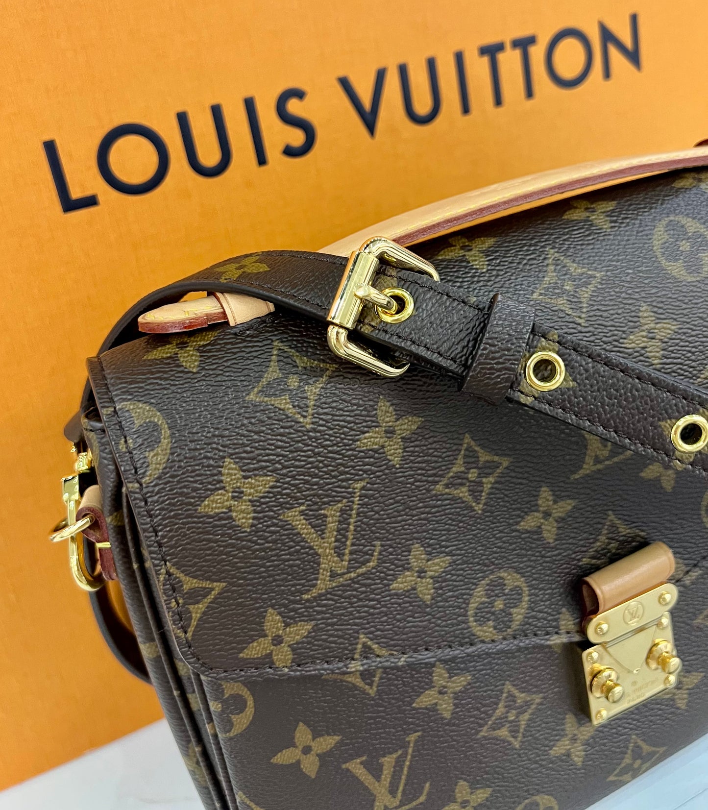 Metis Pochette Monogram