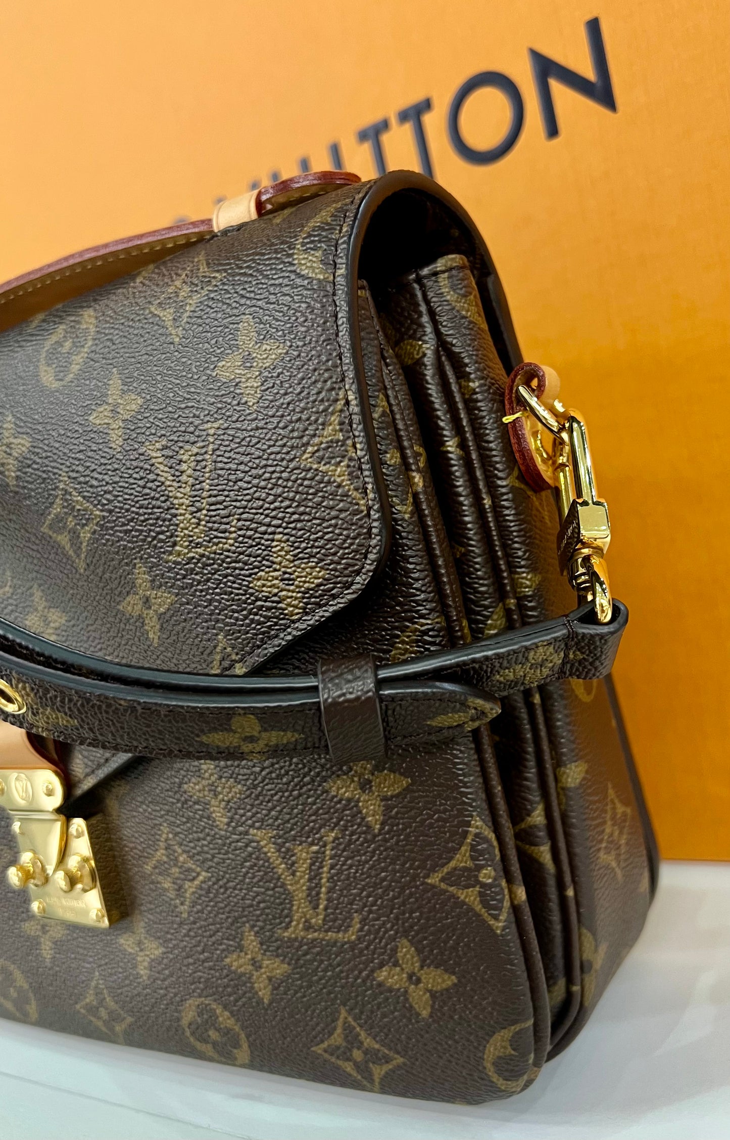 Metis Pochette Monogram