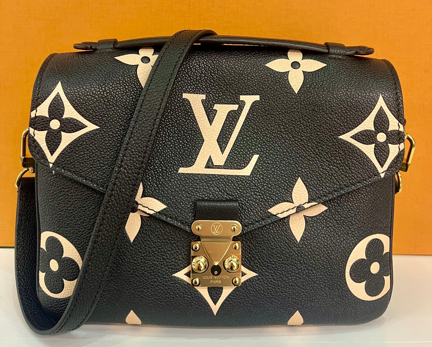 Metis Pochette Large Logo