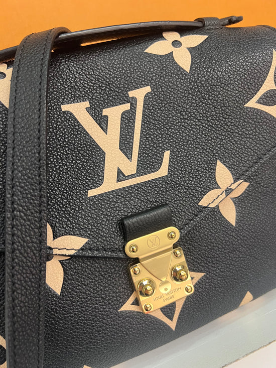 Metis Pochette Large Logo