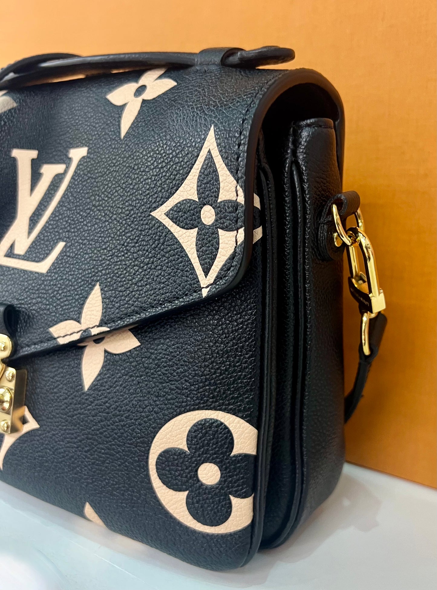 Metis Pochette Large Logo