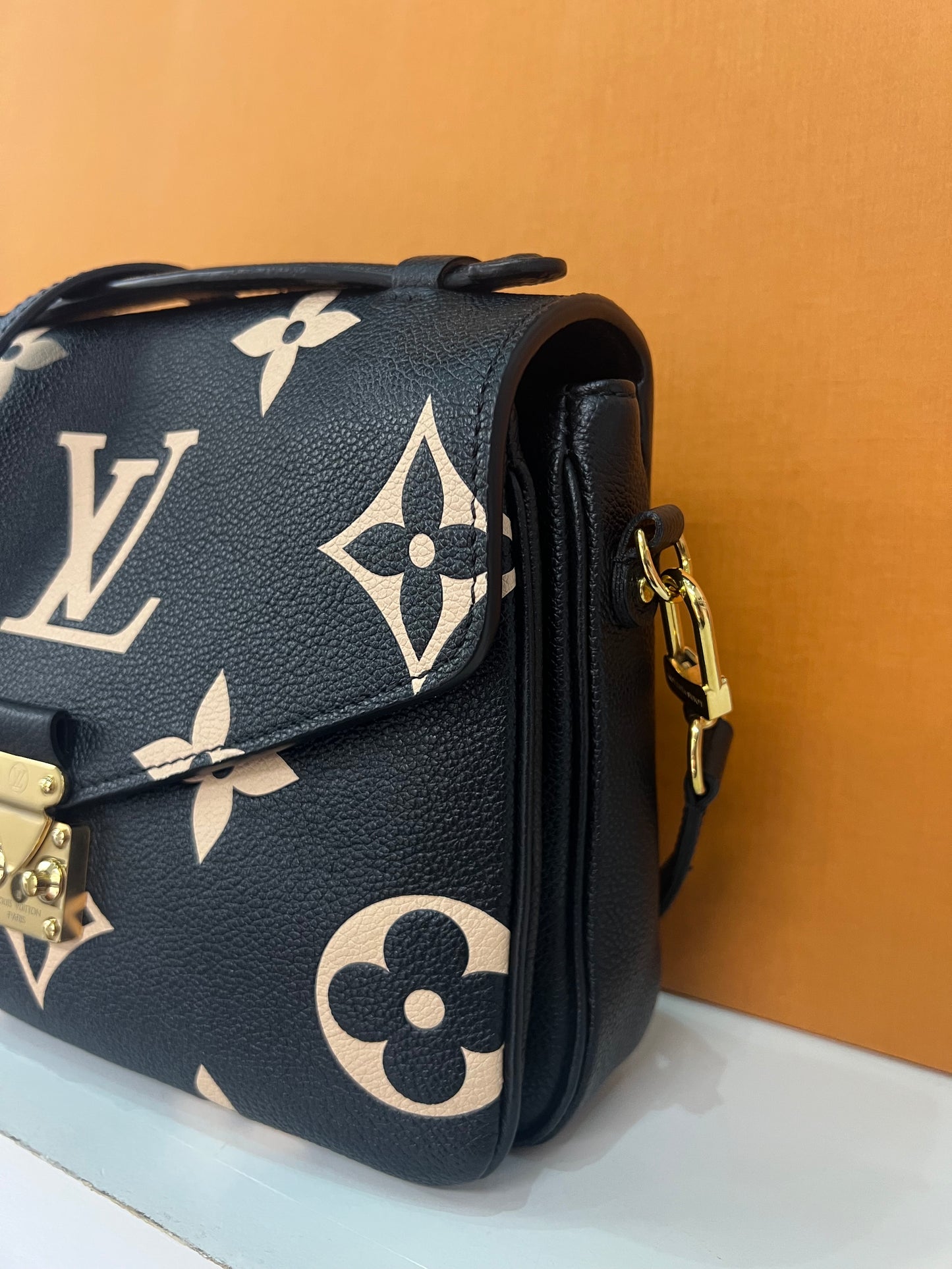 Metis Pochette Large Logo