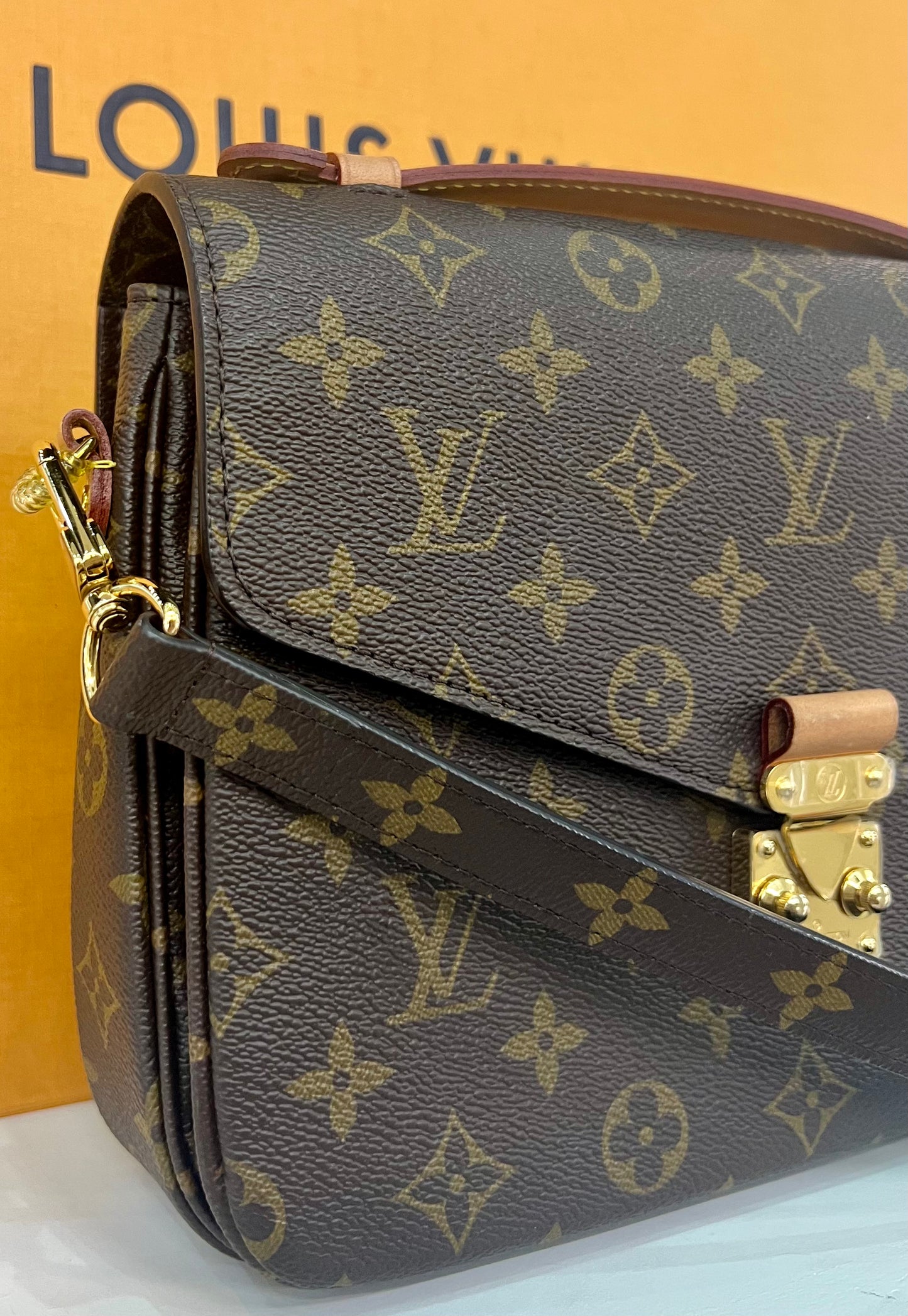 Metis Pochette Monogram