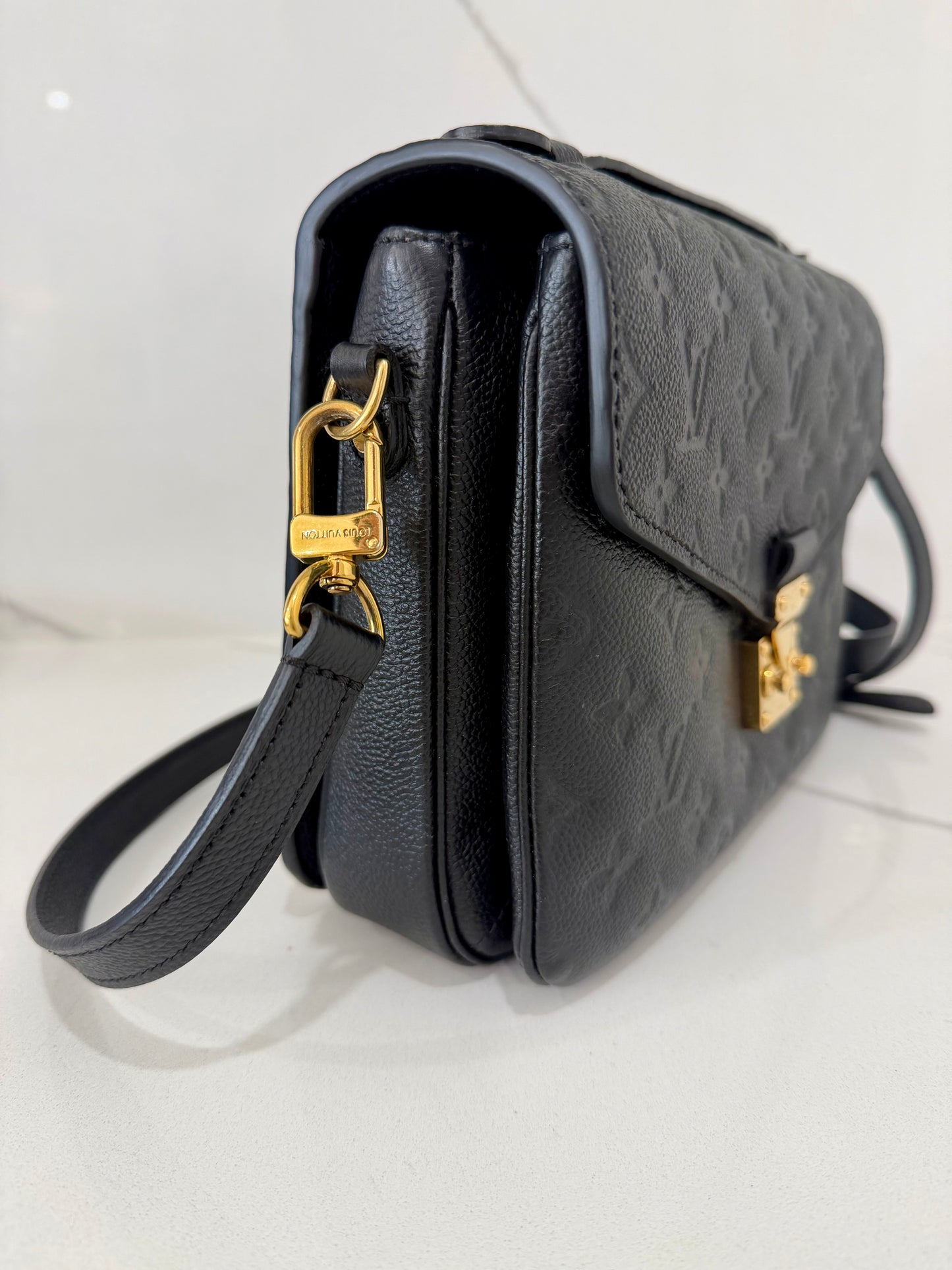 Metis Pochette Black
