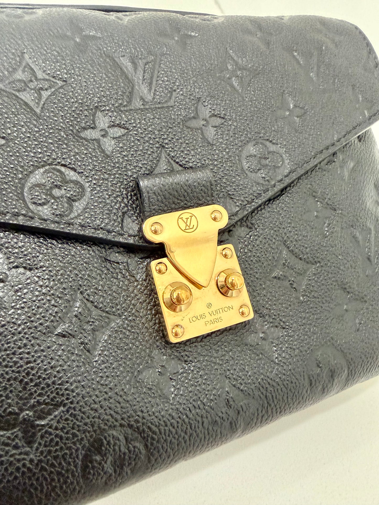 Metis Pochette Black