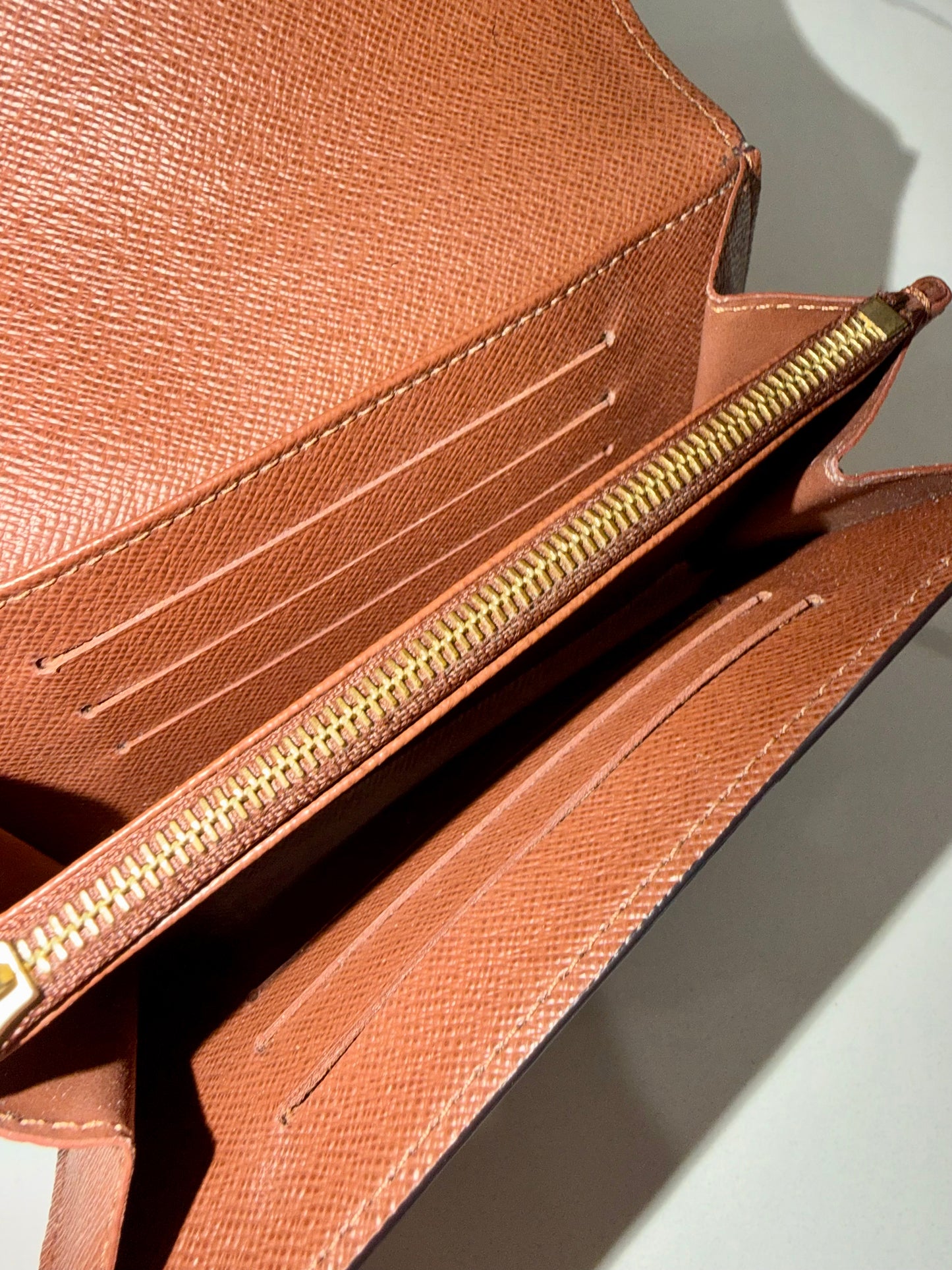 Compact Sarah Wallet
