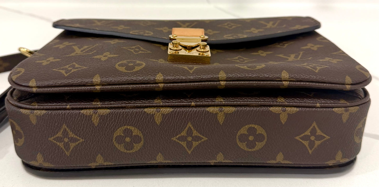 Métis Pochette Monogram